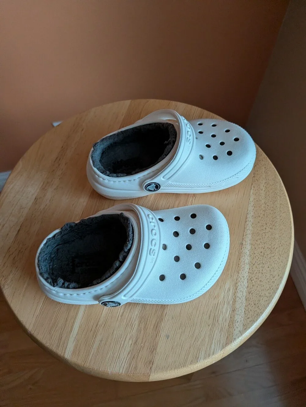 CROCS Kids Classic Clog with Gray Fleece Lining - White Size 8C